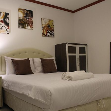 Omaya Guesthouse Patong Bagian luar foto