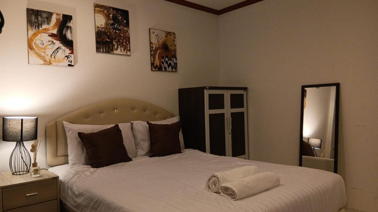 Omaya Guesthouse Patong Bagian luar foto